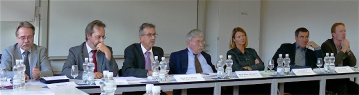 Verwaltungsrat sagt ja zum Standort Saanenmöser Aldo Kropf, Gemeindepräsident Saanen; Spital STS AG: Christian Pfammatter, COO, Beat Straubhaar, CEO und Hans Peter Schüpbach Verwaltungsratspräsident; Anne Speiser, Gemeinderatspräsidentin Zweisimmen; Bergregion Obersimmental–Saanenland: Erwin Walker, Co-Präsident und Andreas Grünig, Geschäftsführer.