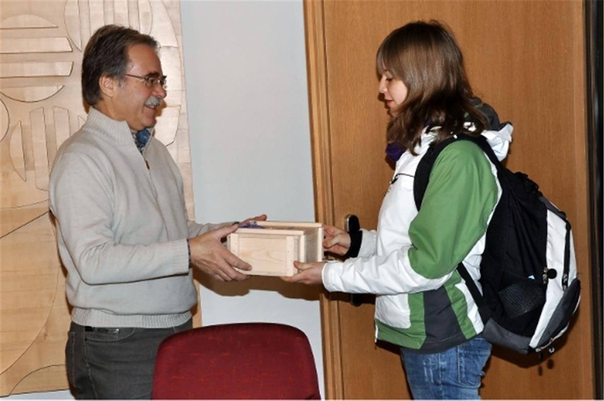 Aldo Kropf und Michaela Stäger bei der Geschenkübergabe.
