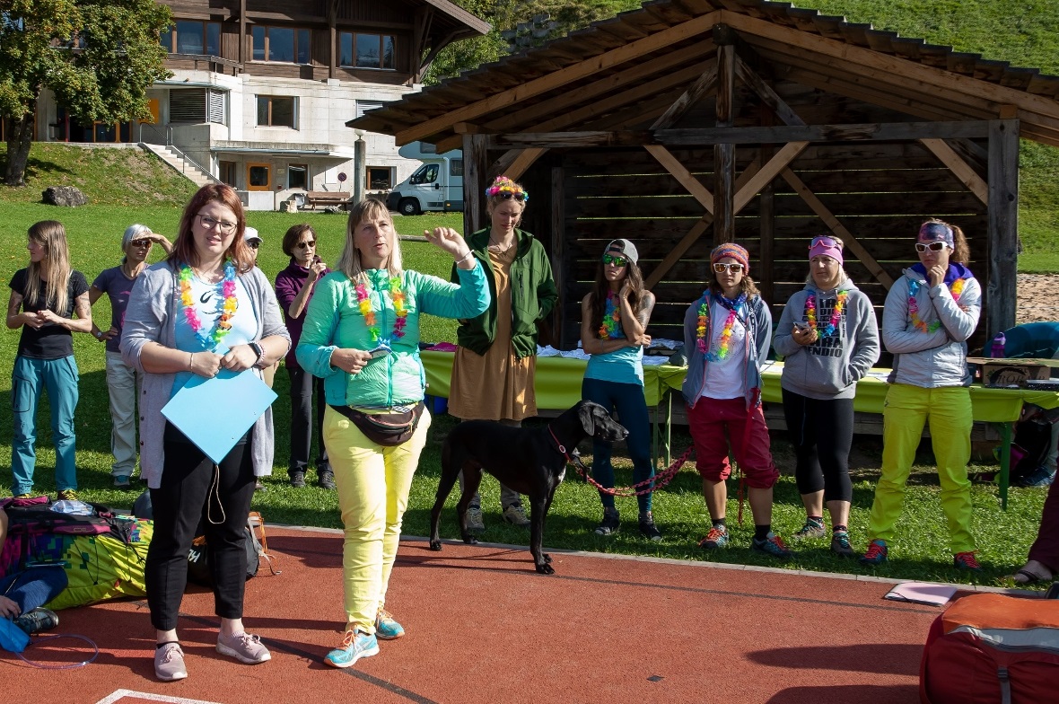 Alexandra Bärtschi und Katrin Ganter inmitten der anwesenden Pilotinnen.