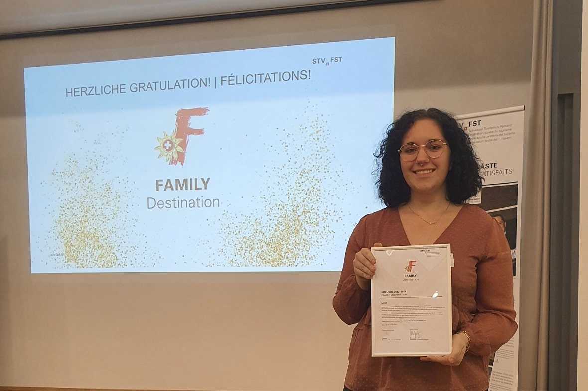 Alexandra Moreillon nahm für Lenk-Simmental Tourismus, die Auszeichnung «Family Destination 2022–2024» entgegennehmen.