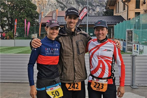 Alexandra und Patrick Zürcher aus Oey freuten sich mit Beat Ritter aus Wimmis über das erfolgreiche Abschneiden am Inferno-Triathlon vom 20. August 2022.