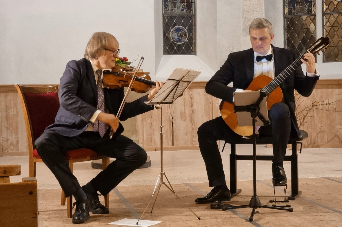 Alexandre Dubach (Violine) und David Zipperle (Gitarre) bei den Februarkonzerten in Zweisimmen.