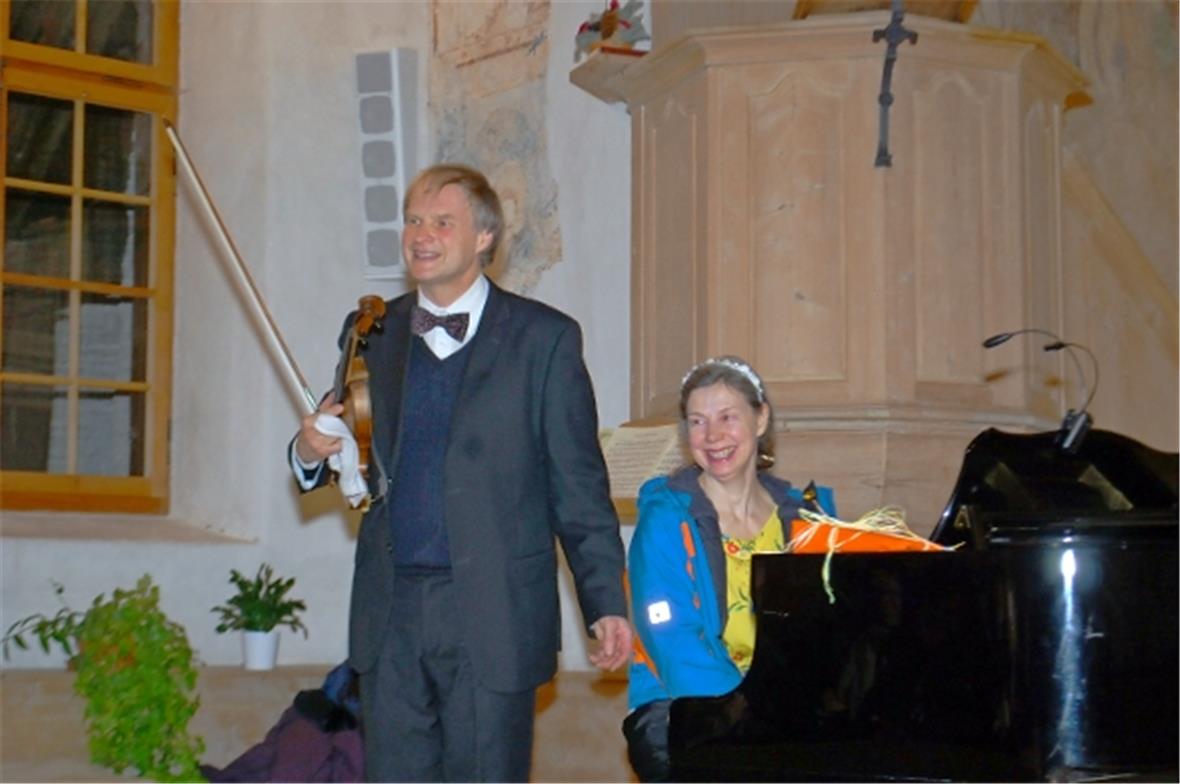 Alexandre und Daniela Dubach strahlen zu lang anhaltendem Applaus um die Wette.