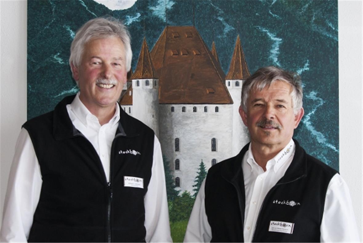 Alfred C. Schwarz, Geschäftsführer und Ueli von Niederhäusern, Verwaltungsratspräsident der Stockhornbahn AG vor einem Bild der aktuellen Bilderausstellung im Panoramarestaurant vom Thuner Kunstmaler Konrad Freiburghaus.