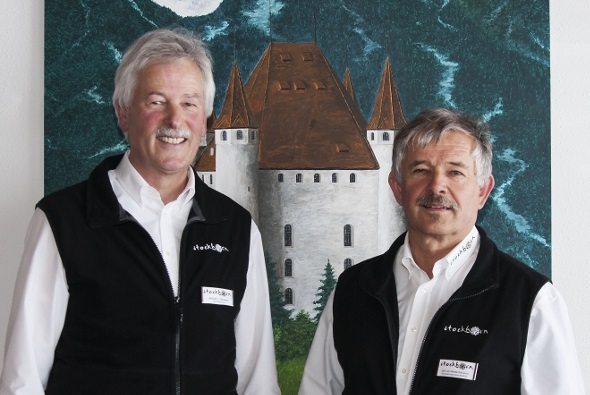 Alfred C. Schwarz, Geschäftsführer und Ueli von Niederhäusern, Verwaltungsratspräsident der Stockhornbahn AG vor einem Bild der aktuellen Bilderausstellung im Panoramarestaurant vom Thuner Kunstmaler Konrad Freiburghaus.