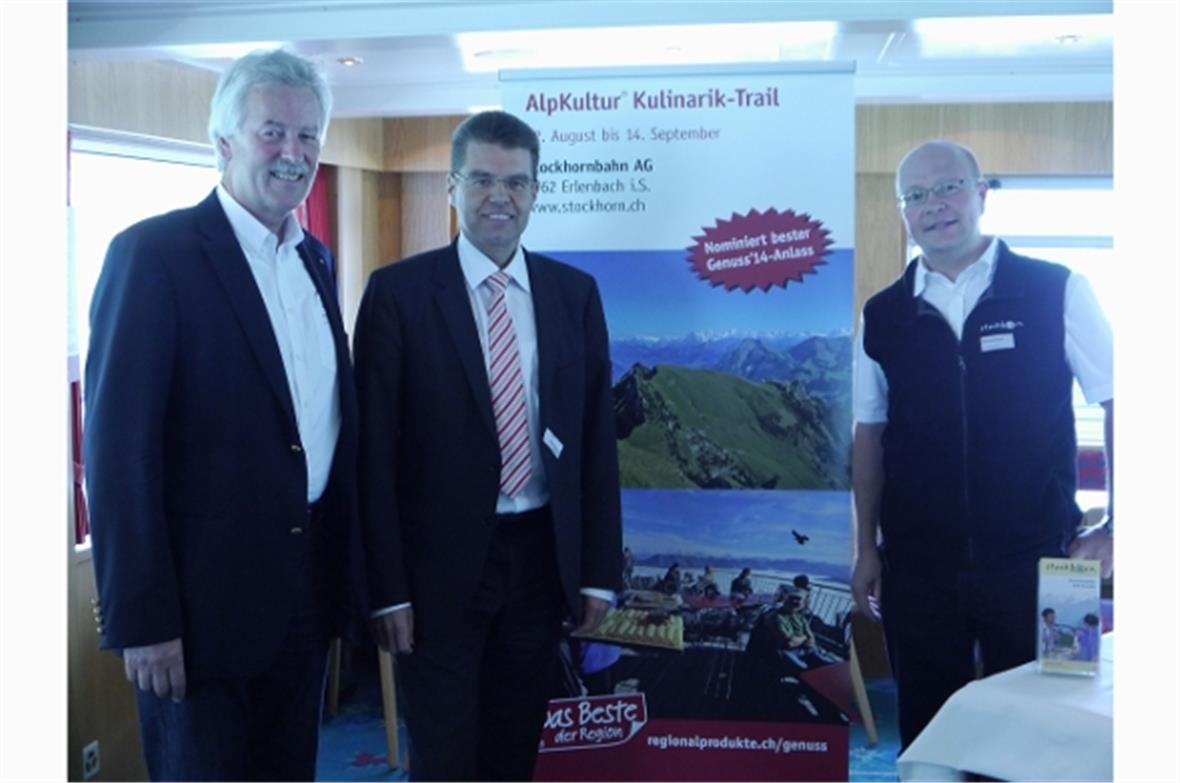 Alfred Schwarz (Geschäftsführer Stockhornbahn AG), Regierungsrat Andreas Rickenbacher und Michael Künzi (Marketingleiter Stockhornbahn AG) beim Start der Genuss’14 auf der MS Jungfrau.