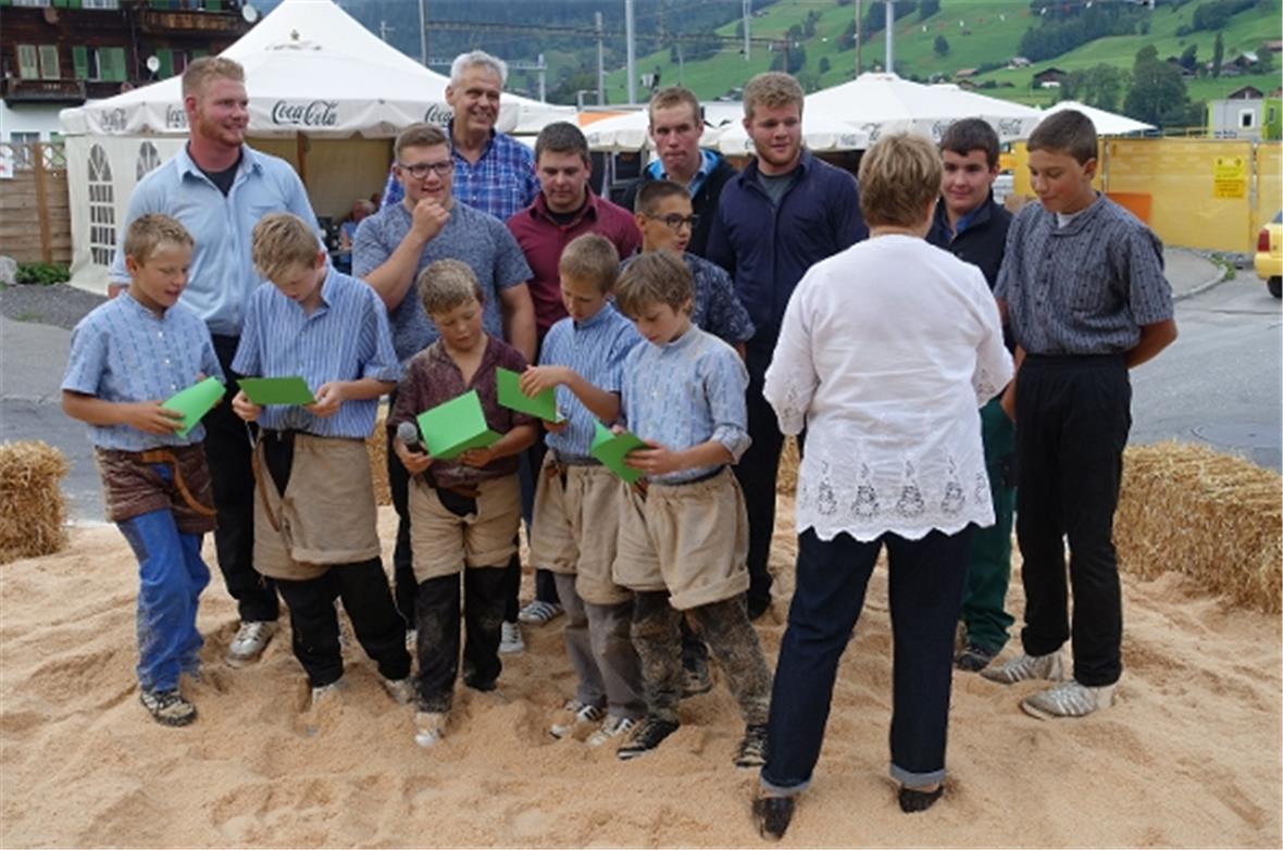 Alice Wittwer überreicht den teilnehmenden Jung- und Aktivschwingern aus den Sch...