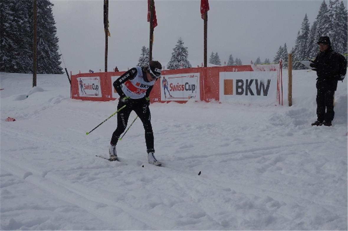 Alina Meier aus Davos überquert die Ziellinie. Sie wird dritte.