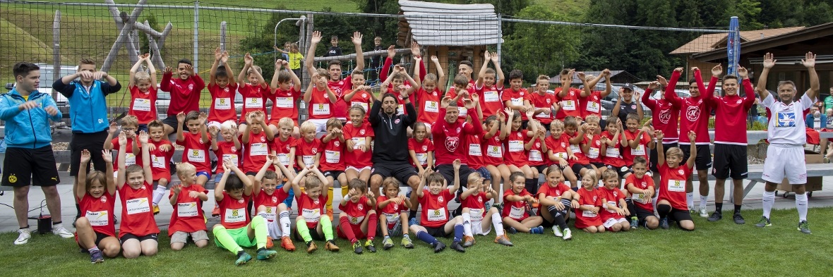 Alle 50 Kinder mit den Profis für ein Foto vereint.