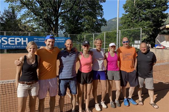 Alle Clubmeister 2021 vereint: Karin Aegerter (Damen Einzel); Christoph Perren (Herren Einzel); Peter Loosli (Senioren); Lea Aellen, Kirsten Berset (Damen Doppel); Trix und Stef Schletti (Mixed); Stef Schletti, Sandro Ziegler (Herren Doppel).