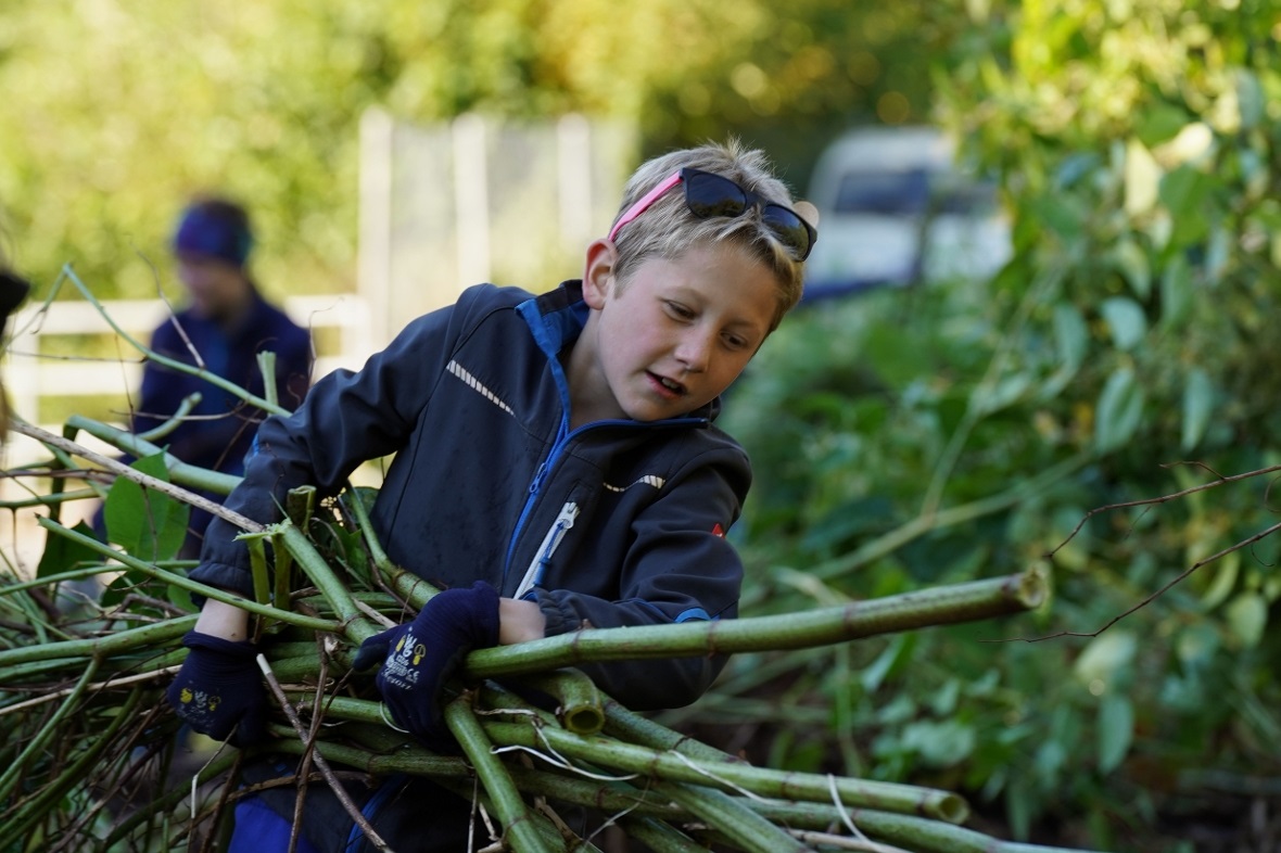 Alle Hände voll zu tun: Die Schüler packten kräftig mit an.