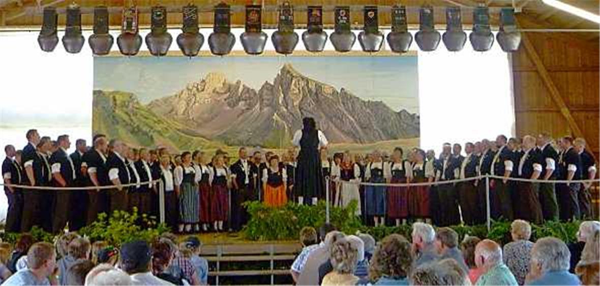 Alle Jodlerchöre versammeln sich zum grossen Finale auf der Bühne.