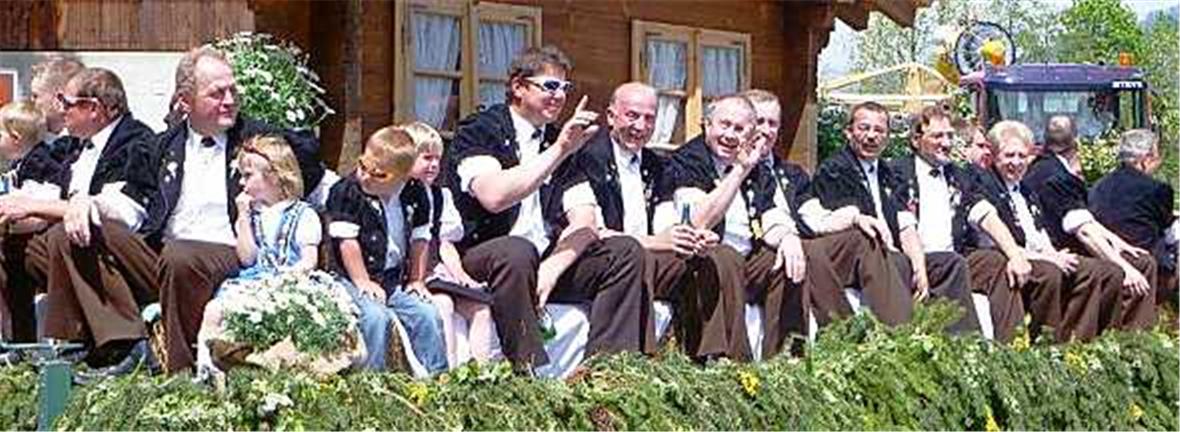 Alle Jodlerchöre versammeln sich zum grossen Finale auf der Bühne.