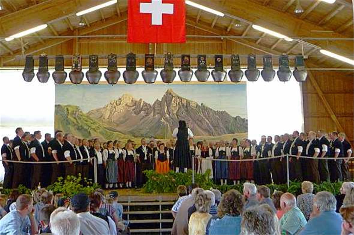 Alle Jodlerchöre versammeln sich zum grossen Finale auf der Bühne.
