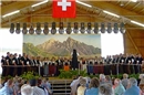 Alle Jodlerchöre versammeln sich zum grossen Finale auf der Bühne.