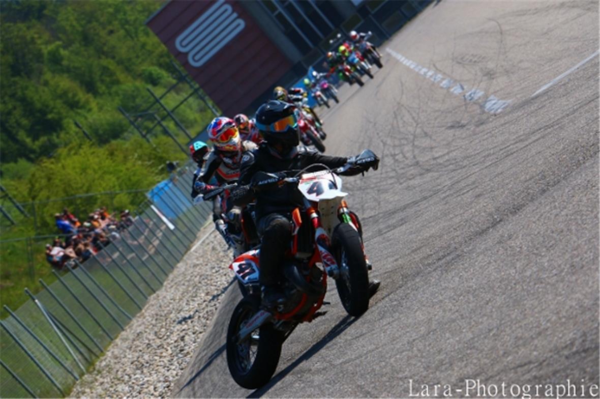 Alle Jungs vom Team Supermoto Racing meisterten die schwierigen Bedingungen mit ...