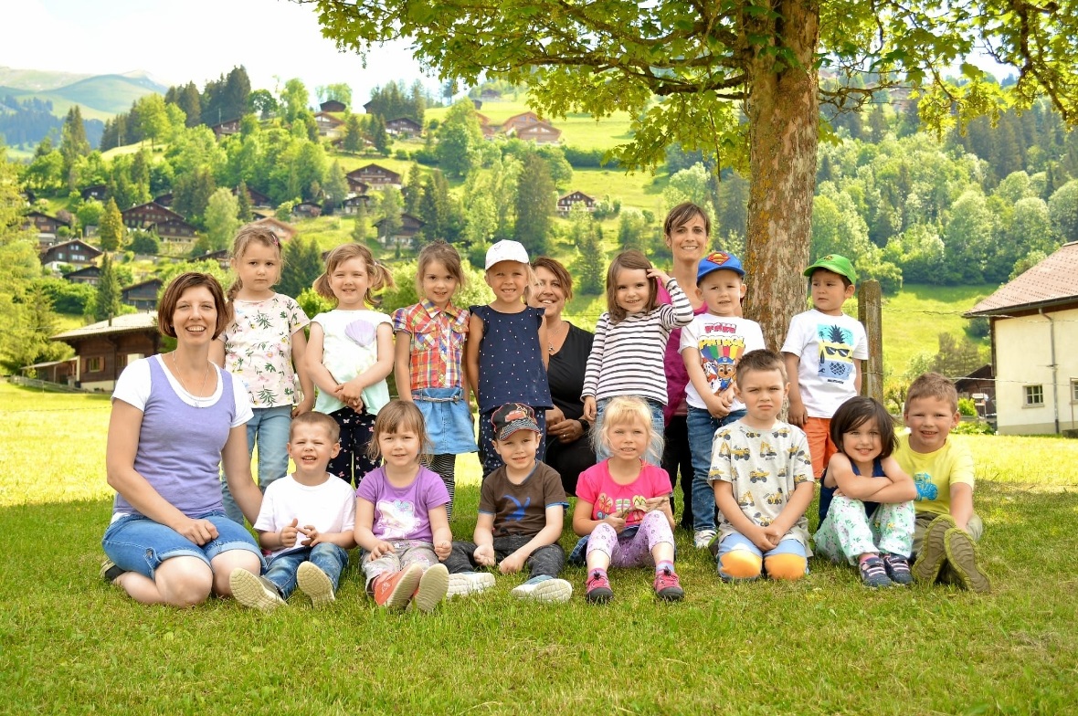 Alle Kinder und die Leitung sagen dem Altersheim Senevita Halten vielen Dank für die guten Jahre und die vielen schönen Begegnungen mit den Bewohnenden.
