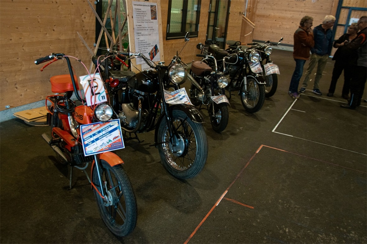 Alle Motorräder in einer Reihe ersichtlich.