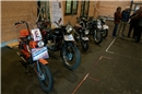 Alle Motorräder in einer Reihe ersichtlich.