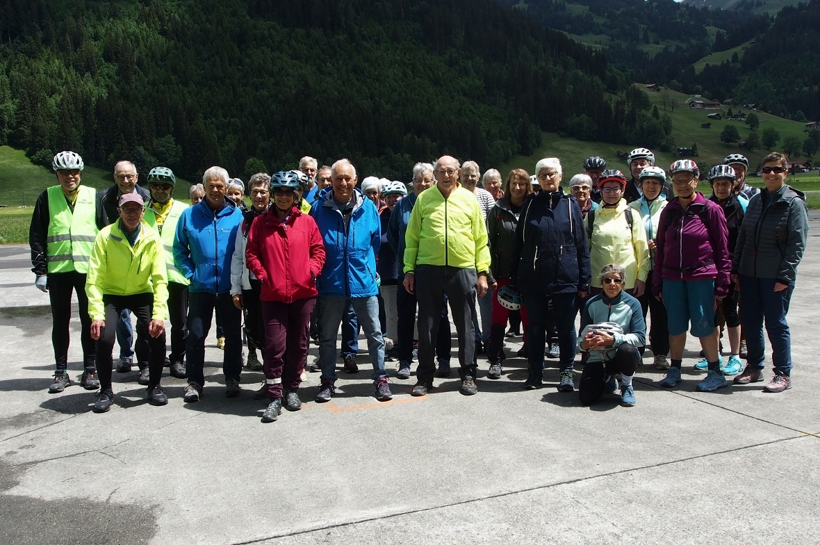 Alle Teilnehmenden, die Kursleiter sowie der Vorstand des Fördervereins Pro Senectute Obersimmental auf dem Flugplatz St. Stephan.