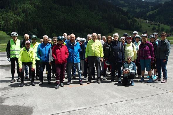 Alle Teilnehmenden, die Kursleiter sowie der Vorstand des Fördervereins Pro Senectute Obersimmental auf dem Flugplatz St. Stephan.