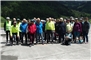 Alle Teilnehmenden, die Kursleiter sowie der Vorstand des Fördervereins Pro Senectute Obersimmental auf dem Flugplatz St. Stephan.