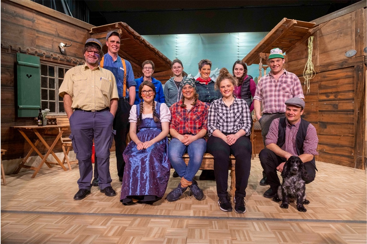 Alle Theaterleute vor und hinter der Bühne auf einem Blick.