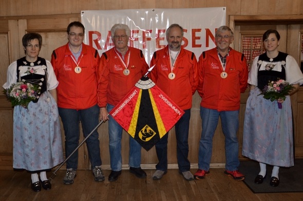 Alle Zweisimmer Aktivschützen sind Schweizer Sektionsmeister. Präsident Marcial Schwarz und eine Veteranendelegation als Standartenwache nahmen den OSV-Preis in Aeschi entgegen.