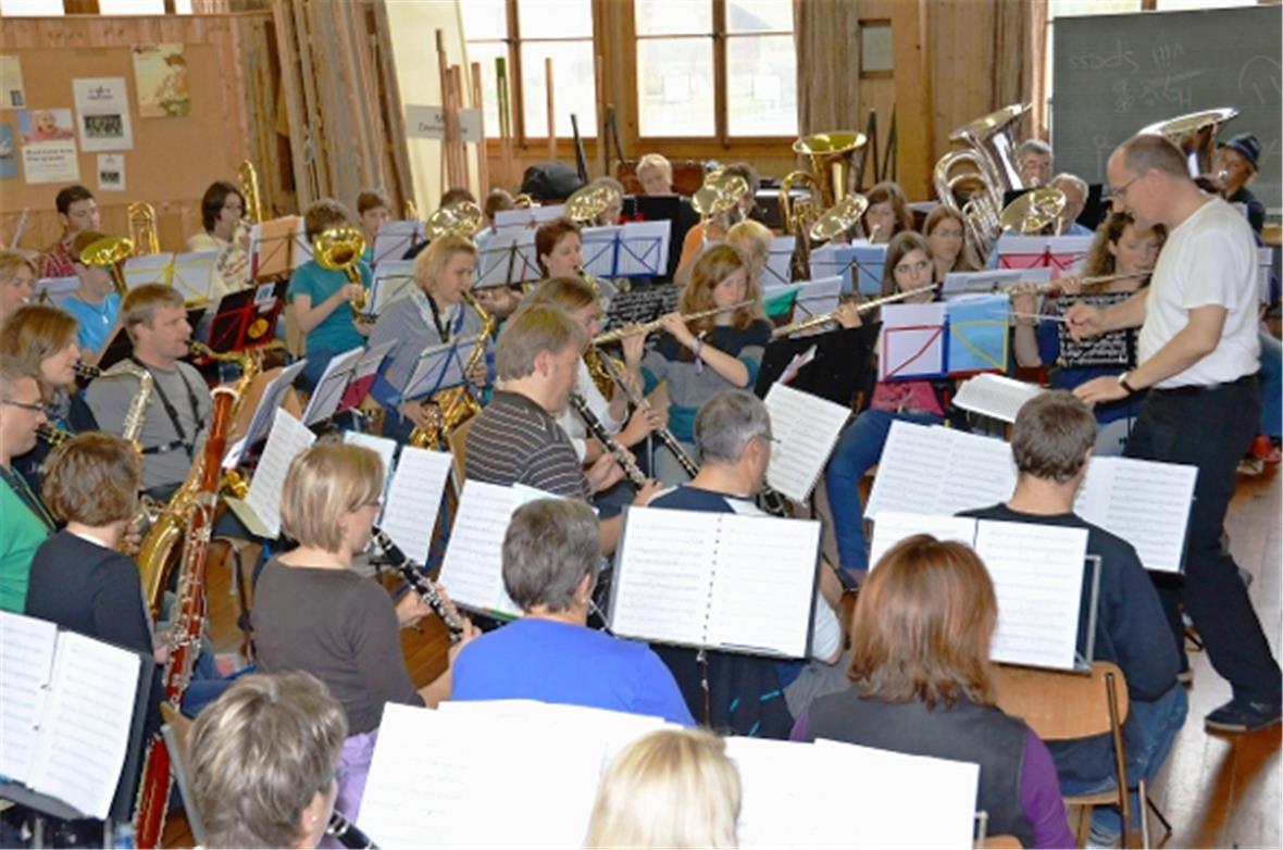 Alle aktiv dabei: In der Oberländer Bläserwoche wird für das Abschlusskonzert im Kursaal Interlaken geübt. Ausschnitte aus einer Gesamtprobe: Mit Dirigent Corsin Tuor wird mit viel Spass geprobt.