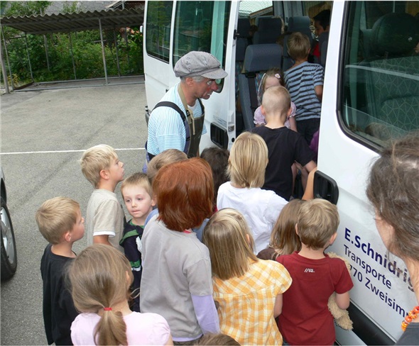 «Alle einsteigen bitte. Doch vorher werden die Schuhe geputzt.» Spielerisch macht Clown Fulvio St. Stephans Kindergärteler und kleinsten Primeler mit dem neuen Schulbus vertraut.