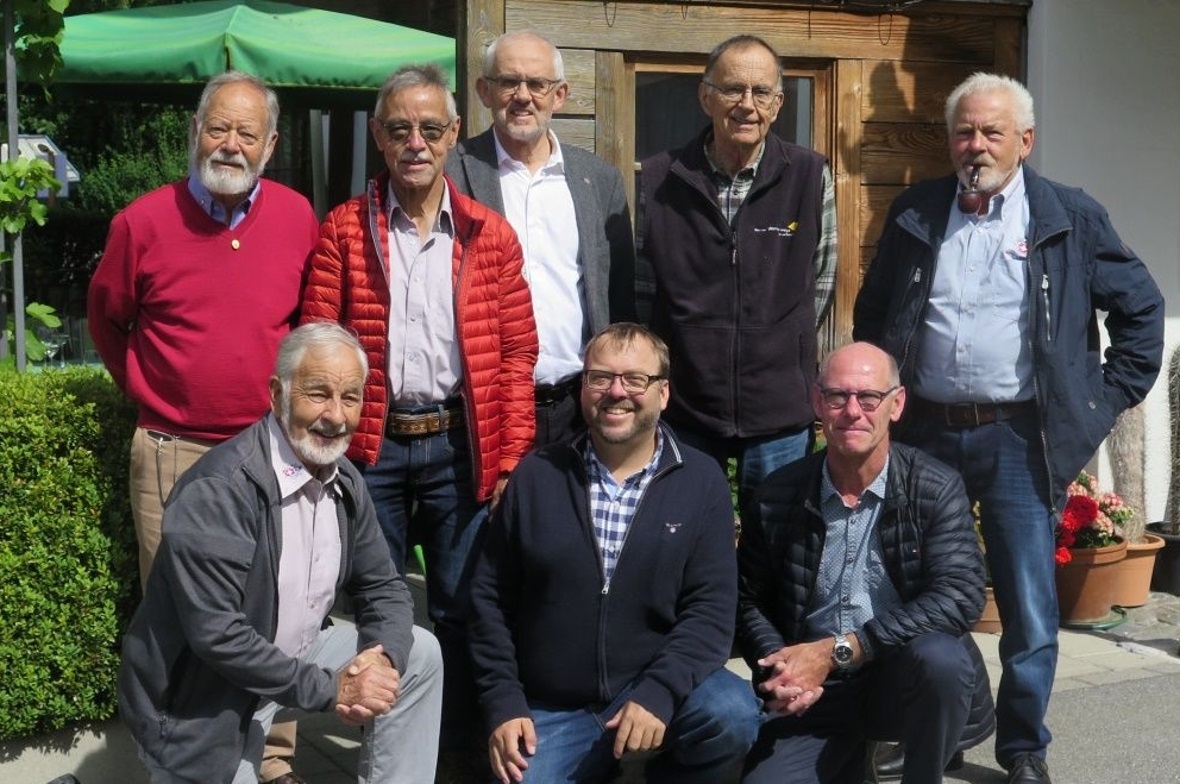 Alle fünf Ehrenmitglieder und die noch lebenden ehemaligen Präsidenten: Hinten Gottfried Trachsel, Manfred Lempen, Urs Treuthardt, Alfred Lory und Gottfried Kuhnen sowie vorne Fritz Dubach, André Brunner und Bernhard Riedo.