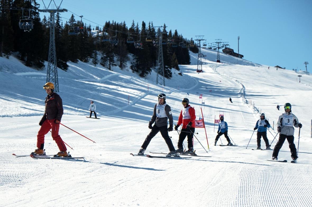Alle hintereinander auf der Piste hinter Sascha Schär bei der Streckenbesichtigu...