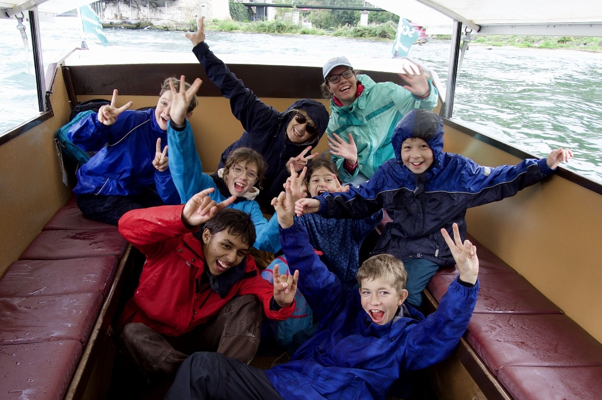 Alle platschnass nach Rheinschifffahrt.