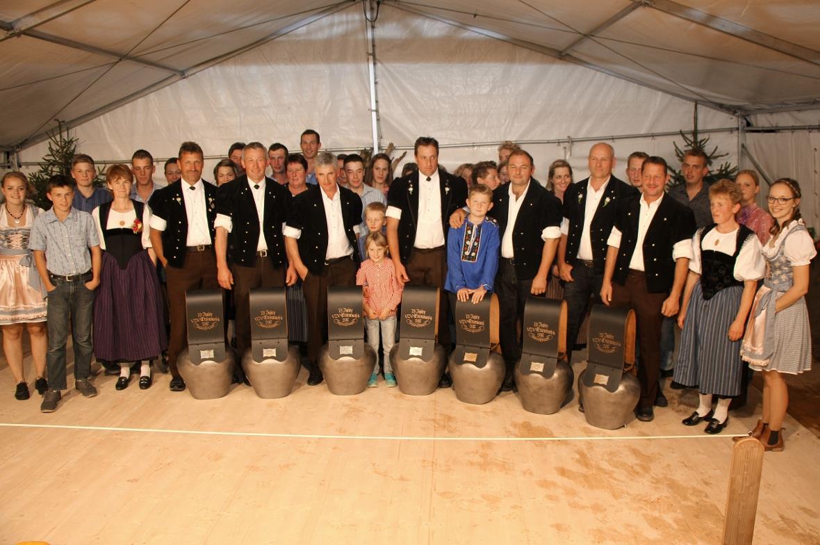 Alle sieben Züchter mit ihren Familien bei der Treichelübergabe am Jubiläums-Züc...