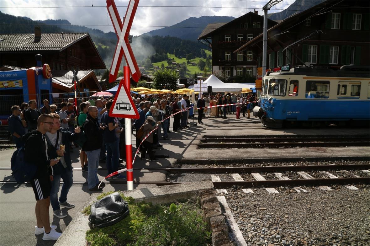Alle warten auf die letzte Fahrt der ç000 Serie