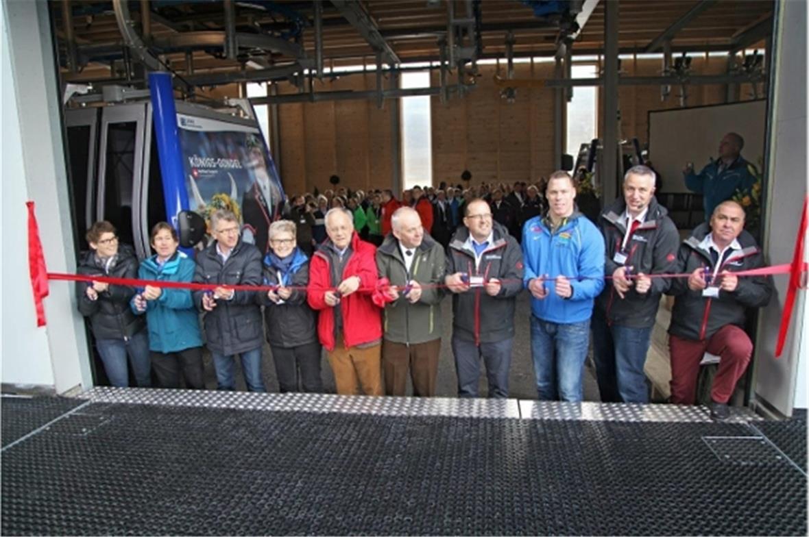 Alle warten gespannt auf den Schnitt…