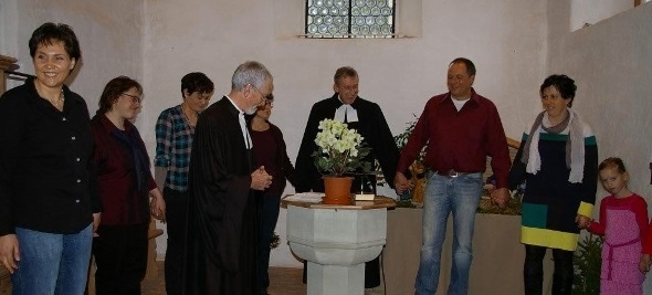 Alle werden in die Segensgebung mit einbezogen.