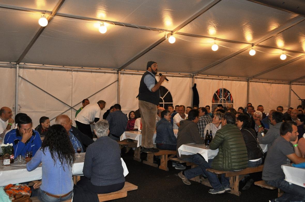 Alleinunterhalter Martin Sumi sorgte im Festzelt für schallendes Gelächter.