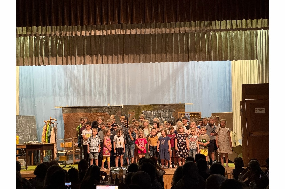 Aller Schülerinnen und Schüler der Schule Oberwil singen zum Schluss.