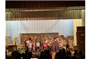 Aller Schülerinnen und Schüler der Schule Oberwil singen zum Schluss.