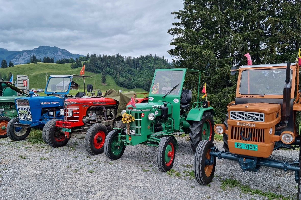 Es surrte und brummte wieder auf dem Rossberg … Alles läuft: Die Landmaschinen mit dem etwas älteren Baujahr hatten keine Mühe, den Rossberg zu erklimmen.