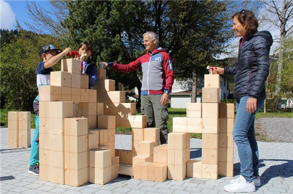 «Alpaufzug» beim Spielposten von Lenk-Simmental Tourismus.