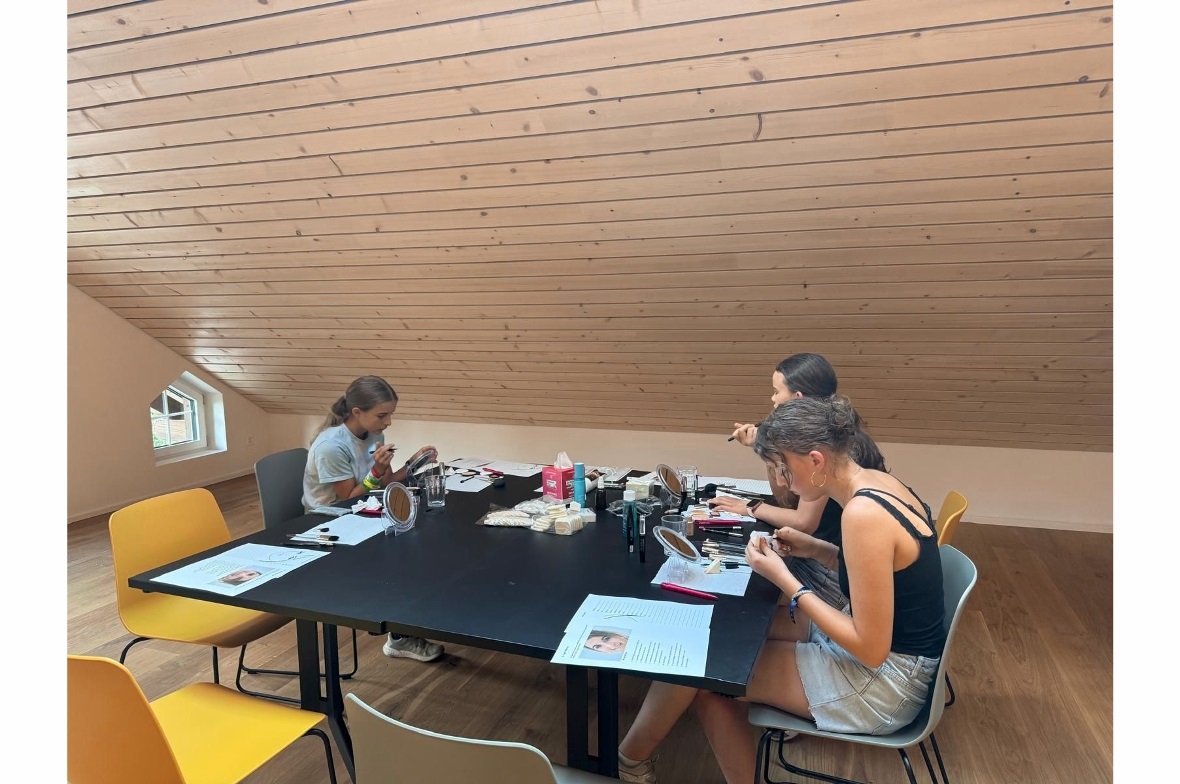 Alpen Drogerie Lenk: Ein Tages-Make-up für die Schule oder perfekt geschminkt fü...