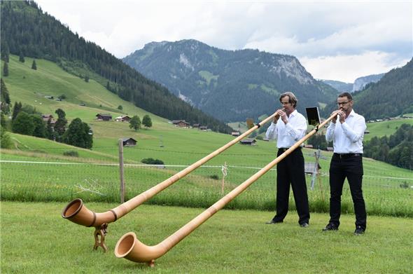Alphornduett am Konzert vom Samstagabend vor dem Restaurant Wirieblick. 