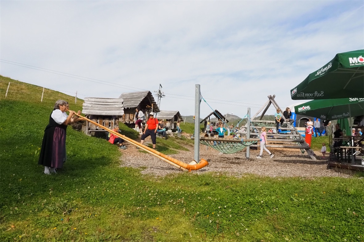 Alphornklänge während des Brunches in der Nähe des Spielplatzes bei der Bergstat...