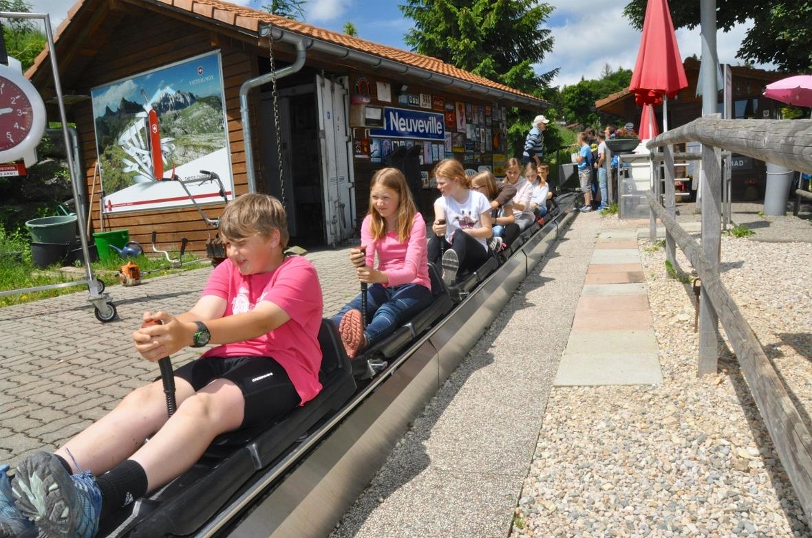 Als Abschlussüberraschung wartete das Rodeln auf dem Vu des Alpes auf die Schüle...