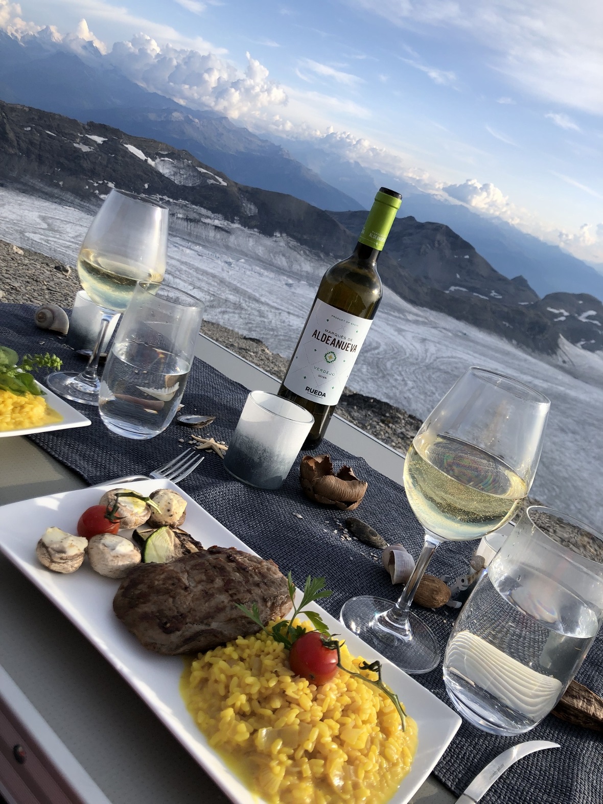 Als Belohnung durften sie ein ganz besonderes Menü vor atemberaubender Kulisse g...