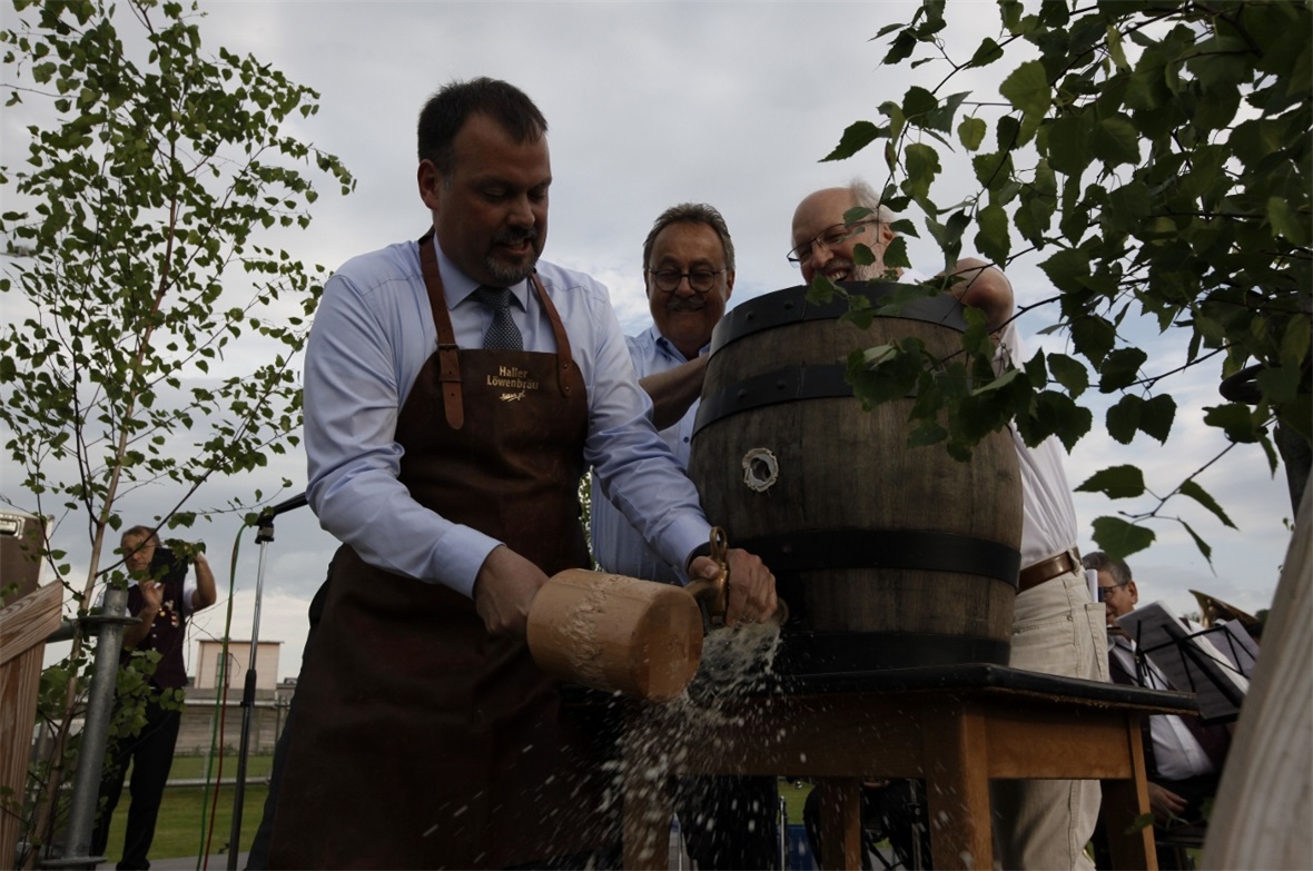 Als Bürgermeister muss man auch die Kunst beherrschen, ein Bierfass möglichst verlustfrei anzustechen. Peter Keilhofer hat die Prüfung unter den wachen Augen seiner ehrenamtlichen Stellvertreter Klaus Kübler und Uli Roll gemeistert.