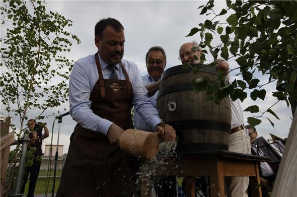 Als Bürgermeister muss man auch die Kunst beherrschen, ein Bierfass möglichst verlustfrei anzustechen. Peter Keilhofer hat die Prüfung unter den wachen Augen seiner ehrenamtlichen Stellvertreter Klaus Kübler und Uli Roll gemeistert.