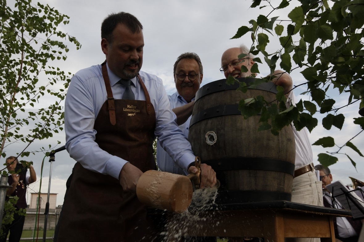 Als Bürgermeister muss man auch die Kunst beherrschen, ein Bierfass möglichst ve...